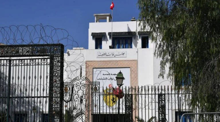 حل البرلمان التونسي يضع البلاد في مهب الريح
